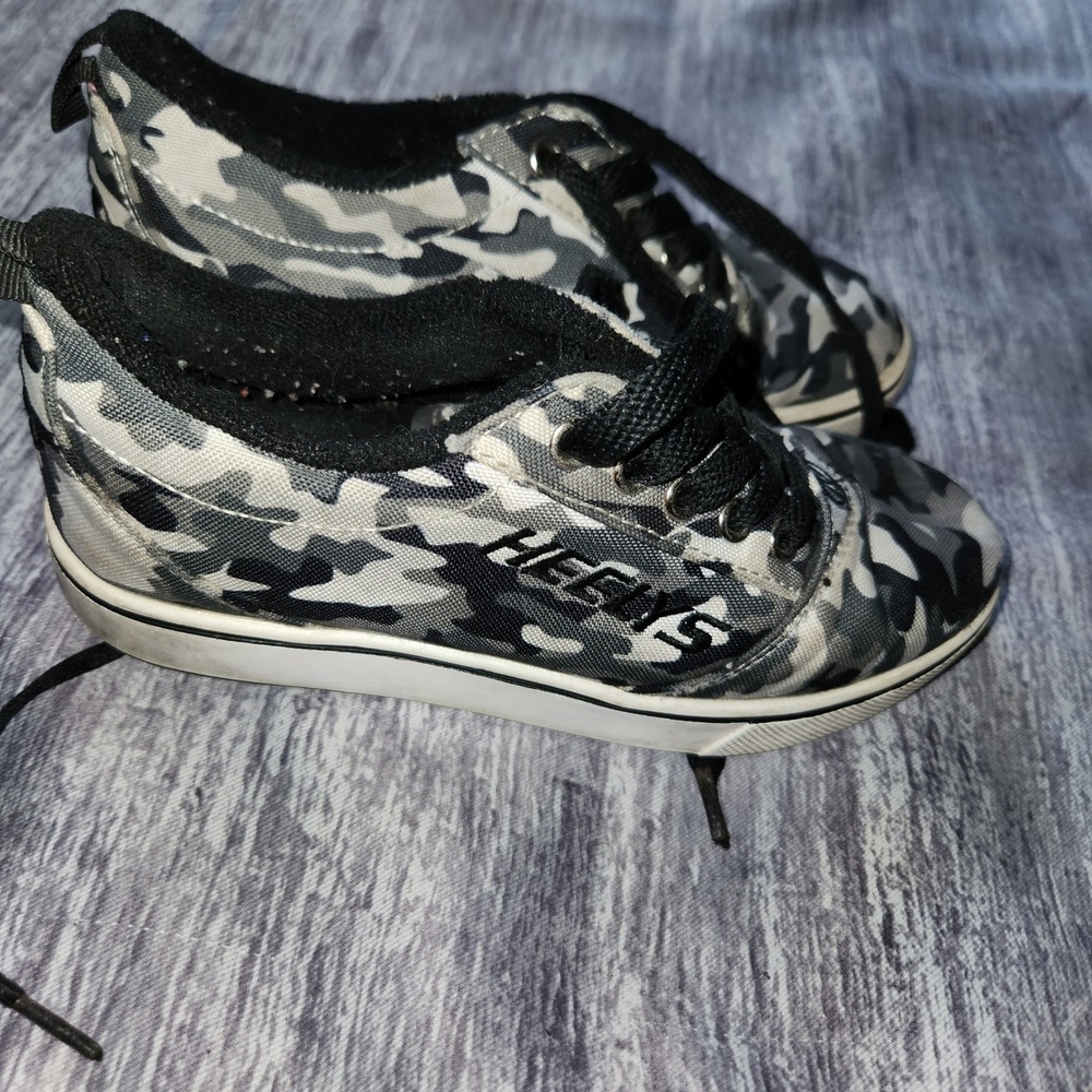 Heelys Gray Camo Youth Size 2 Wheeled‎ Roller Skate Sneakers Shoes